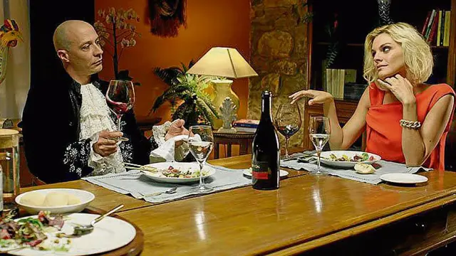 Fele Martínez y Amaia Salamanca beben vino Anayon, de Grandes Vinos, en 'Nuestros Amantes'.