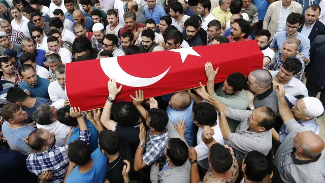 Cientos de turcos en un funeral tras el atentado del aeropuerto
