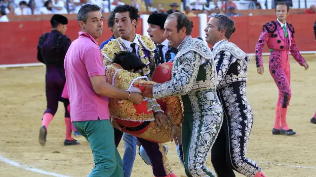El torero Víctor Barrio, tras a cogida en la plaza de toros de Teruel