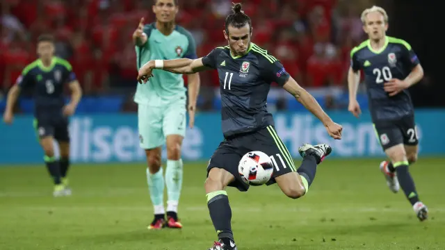 El galés Gareth Bale se dispone a golpear el balón, durante la semifinal ante Portugal.