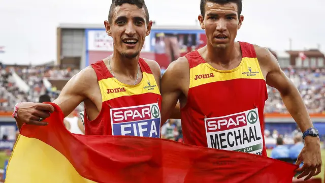 Fifa y Mechaal con la bandera de España