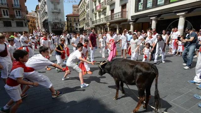 Los niños disfrutaron ayer de la vaquilla ensogada en la plaza del Torico de Teruel.