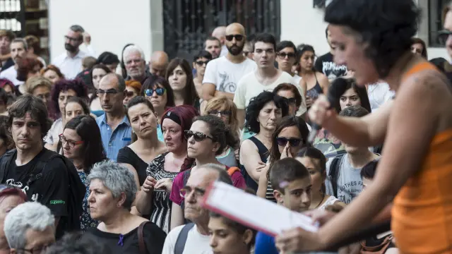 ?Unas 300 personas expresan su repulsa contra la violencia machista en Zaragoza