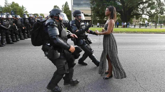 La imagen de la joven negra que ha dado la vuelta al mundo.
