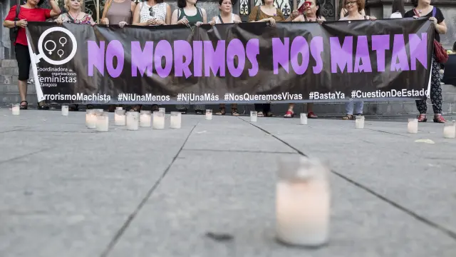 Concentración en la plaza de España de Zaragoza contra la violencia machista.