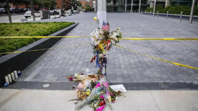Flores en el lugar donde ocurrió el tiroteo.
