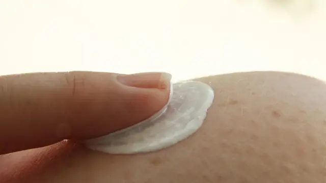 Los expertos recomiendan protegerse la piel.