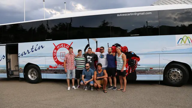 Varios jugadores del equipo sénior, con el nuevo autobús del Club Hielo Jaca.