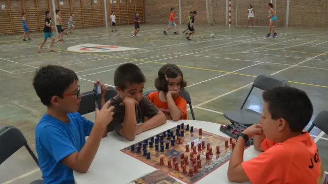 Niños en el polideportivo de Fonz con motivo de La Movida del Cinca Medio.