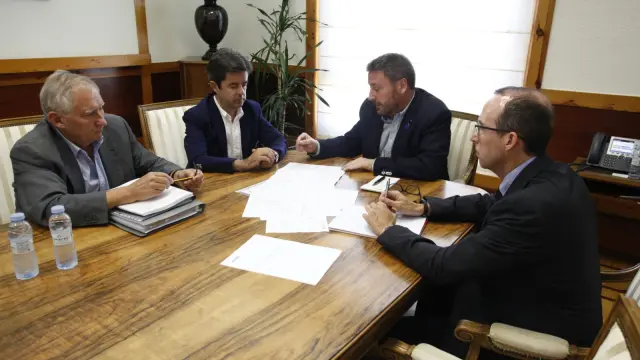 Reunión entre el alcalde de Huesca, Luis Felipe, y el consejero de Vertebración del Territorio, José Luis Soro.