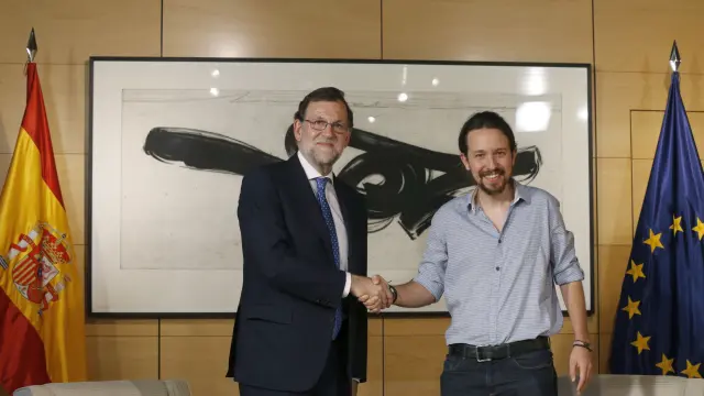Pablo Iglesias y Mariano Rajoy se saludan al inicio de su encuentro.