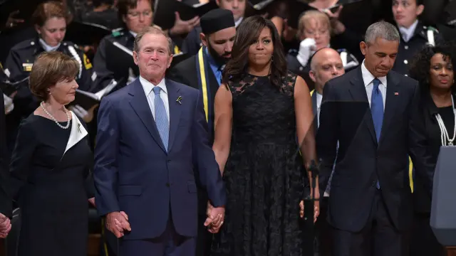 El expresidente Bush también asistió al homenaje junto a Obama.