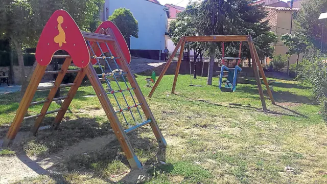 Nuevo parque infantil de la localidad, que incluye un columpio para niños minusválidos