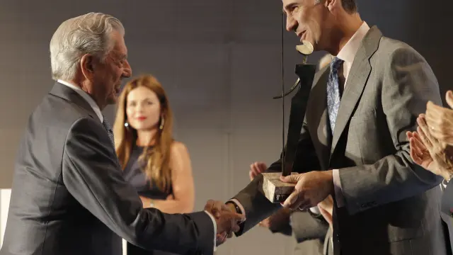 Felipe VI le entrega el Premio Don Quijote de Periodismo al escritor Mario Vargas Llosa