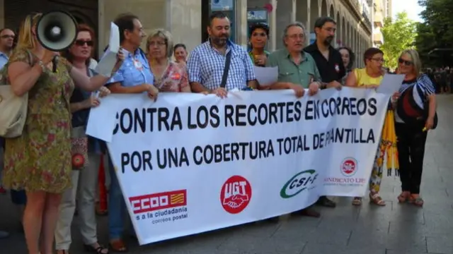 Varios empleados de Correos, en una concentración de 2014