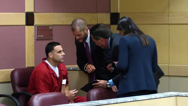 Pablo Ibar conversa con sus abogados durante un juicio.