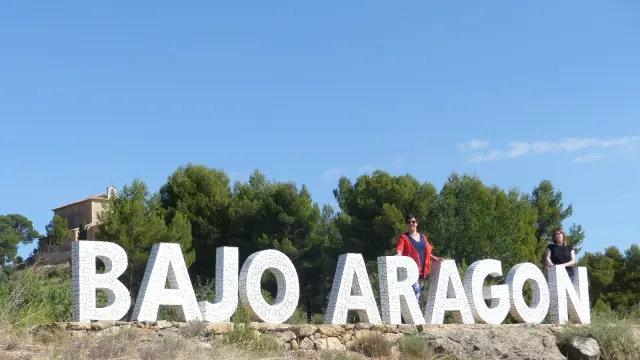 Las letras colocadas en la ermita de Valdealgorfa son de baldosas de Gres de Aragón.