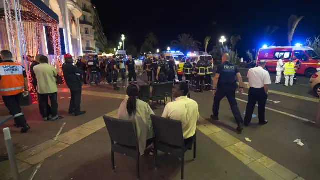 Dos víctimas, sentadas en la calle tras la matanza de Niza
