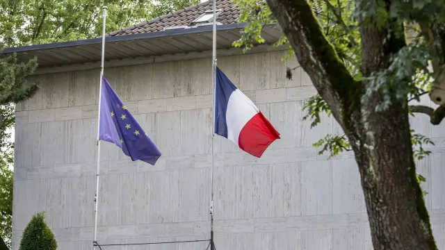 Banderas a media asta por el atentado de Niza.