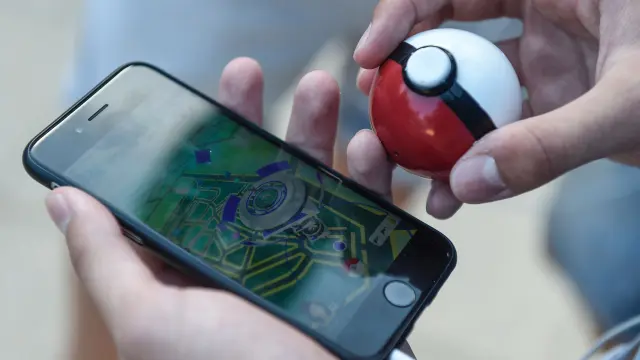 Un usuario juega a Pokémon Go.