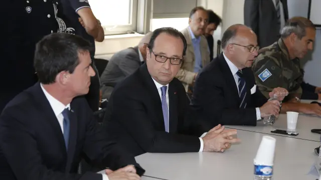 Valls, Hollande y Bernard Cazeneuve este viernes.