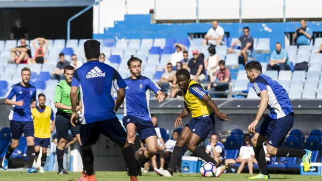 Un momento del partido jugado en La Romareda este sábado entre dos equipos del Real Zaragoza.