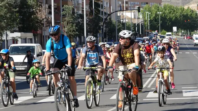 Imagen de los participantes atravesando la avenida de Madrid.