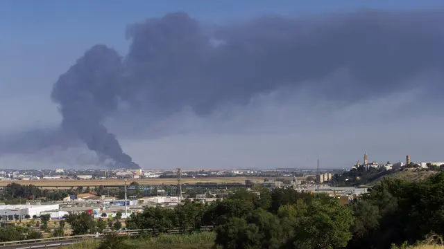 El fuego ha obligado a desalojar dos urbanizaciones próximas a la fábrica