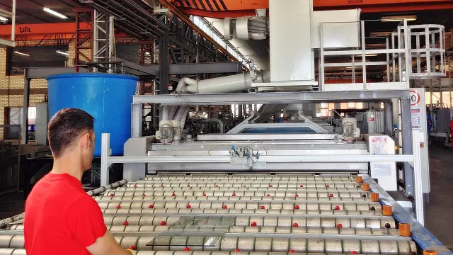 Un operario trabaja en una de las máquinas de Ariño Duglass en La Puebla de Alfindén.