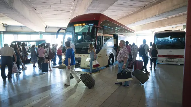 Un autobús de la empresa Jiménez partía ayer tarde de Teruel con destino a Zaragoza.
