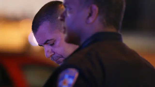 Dos policías en la zona del tiroteo en Baton Rouge