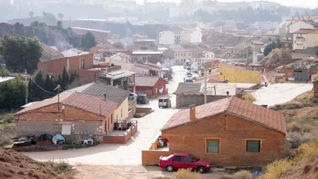 El barrio de Pomecia, ocupado por población gitana, se empezó a construir en los años 60 del siglo pasado después de que se levantaran ocho viviendas promovidas por Cáritas. Su crecimiento desordenado ha dado lugar a 70 edificaciones.