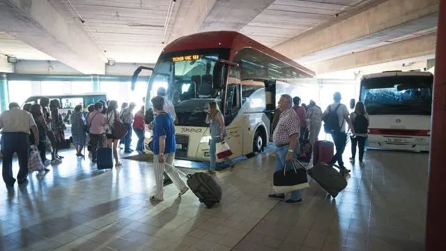Un autobús de la empresa Jiménez en Teruel con destino a Zaragoza.