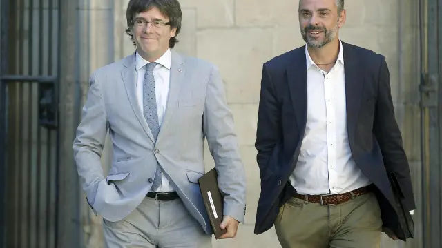 El presidente catalán, Carles Puigdemont, y el conseller de Cultura, Santi Vila