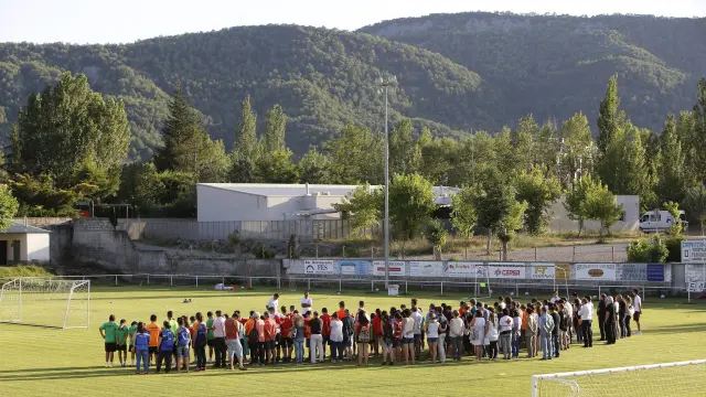 Los adolescentes y sus familias guardaron un minuto de silencio en el campo de fútbol de Aínsa.