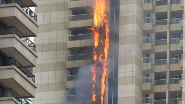Arde un rascacielos de 75 plantas en Dubái.