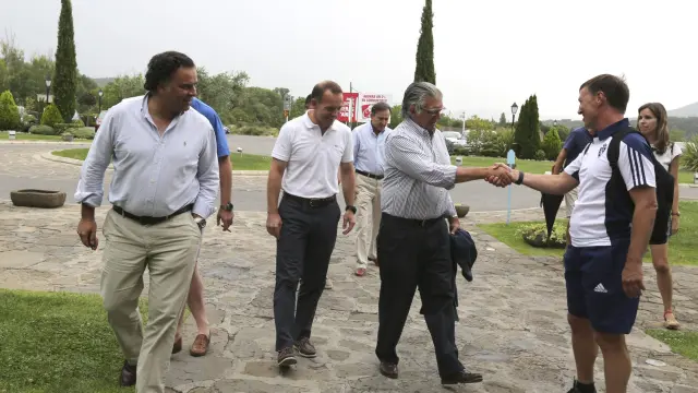 Fernando de Yarza López Madrazo, Christian Lapetra y Fernando de Yarza Mompeón saludan a Alberto Belsué este miércoles en Boltaña
