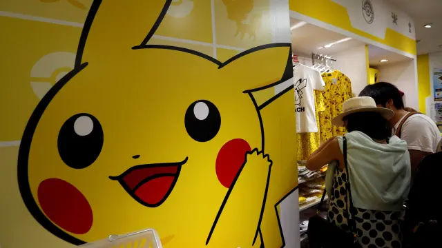 Compradores en una tienda de Nintendo en Tokio
