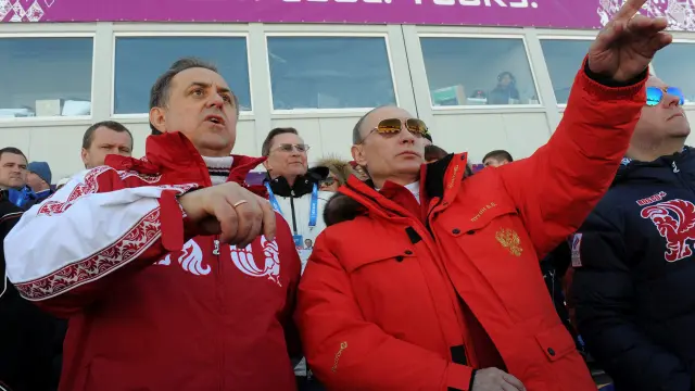 El ministro de Deportes de Rusia junto al presidente Vladimir Putin