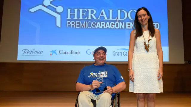 Miguel Nonay, autor de Viajeros Sin Límite, recogió el premio de Susana Betrán, gerente de Grancasa.
