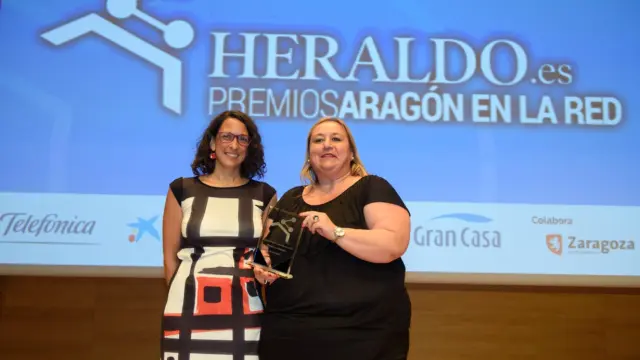 Elena Giner entregó el premio Ana López, de Araela, cuya web ganó el premio del público.