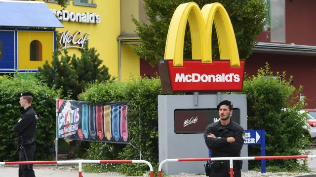 La policía cerca el McDonald's donde comenzó el tiroteo