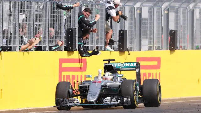 El inglés Lewis Hamilton (Mercedes) se apoyó en una buena salida para batir a su compañero, el alemán Nico Rosberg