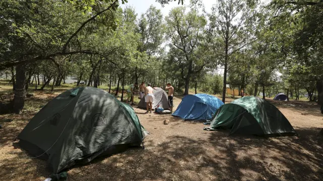 Uno de los campamentos juveniles instalado en Aínsa.