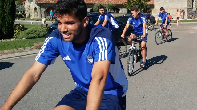 Cabrera, en bicicleta camino del campo de futbol de Boltaña