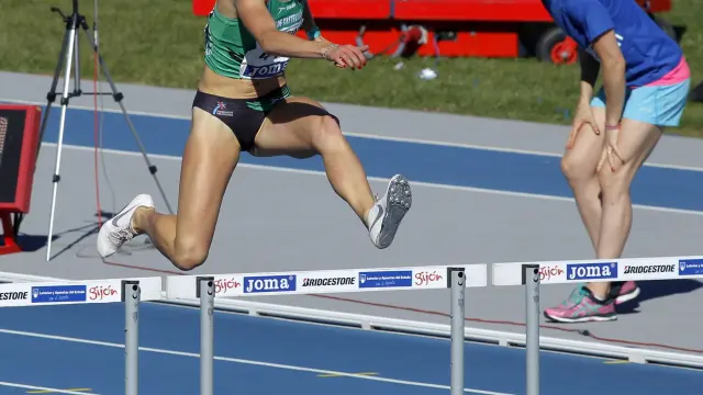 Maryia Roshchyn, durante los 400 metros vallas