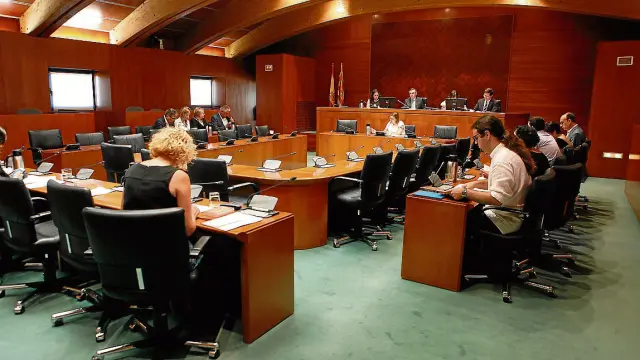 Imagen de la Comisión de Hacienda celebrada ayer en el Palacio de la Aljafería.