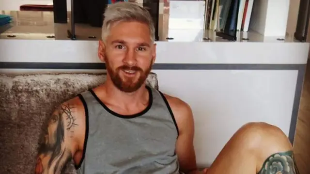 Messi luce nuevo color de pelo, rubio platino.