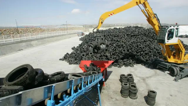 Neumáticos usados, junto a las instalaciones de Gesneuma en el PTR.