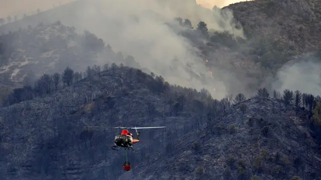 Medios aéreos intenta evitar que las llamas lleguen a la Sierra Espadán.